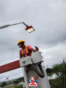 Read more about the article Prefeitura de Mar Vermelho segue realizando serviços de manutenção de iluminação pública