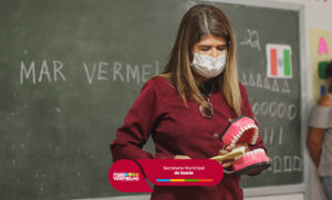 Read more about the article Visita da dentista Raquel Ataíde à Escola Roldão Sampaio