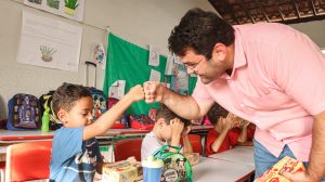 Read more about the article Prefeito André e Secretária de Educação Goretti fazem entrega de Chocolates para as crianças